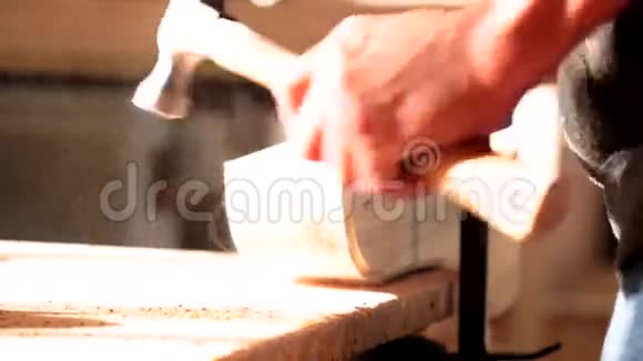 木匠手锤视频的预览图