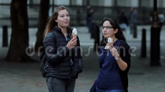 伦敦街头的年轻女性拿着冰淇淋视频的预览图