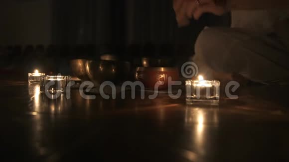 藏语唱碗一个女人在黑暗中唱着歌碗烛光视频的预览图