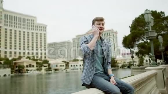 一个普通人坐在贝拉焦酒店前打电话的时候视频的预览图