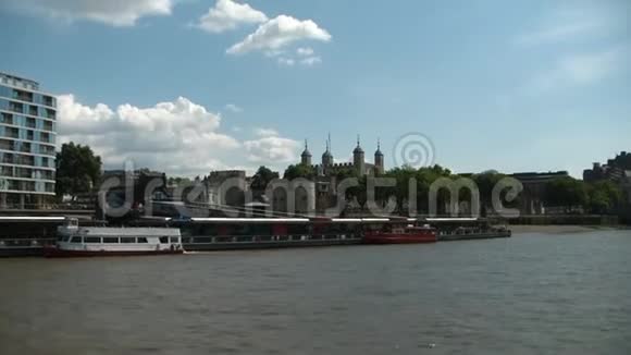 在泰晤士河上行驶伦敦伦敦塔视频的预览图