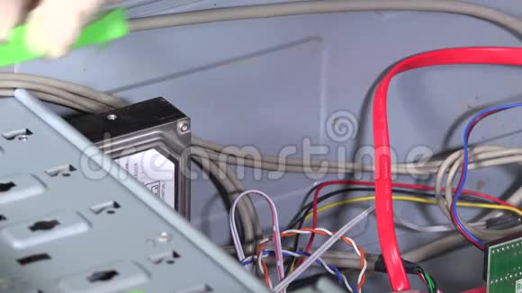 熟练的电脑维修人员手插电源和硬盘电缆视频的预览图