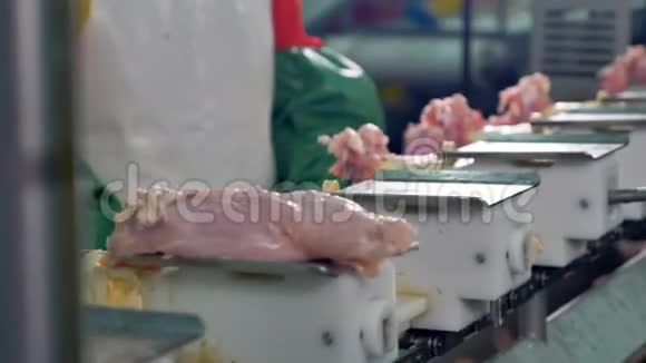 鸡胸肉从肋笼中取出视频的预览图