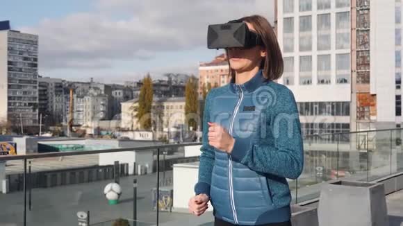 城市运动健身女性带虚拟现实高科技耳机视频的预览图