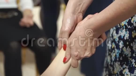 在水疗沙龙进行手部按摩女性用美容油做手指按摩视频的预览图