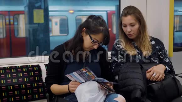 两个女孩坐在伦敦地铁里视频的预览图