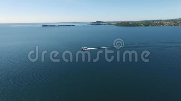 飞越加德纳湖水面群山环绕意大利无人机视频拍摄视频的预览图
