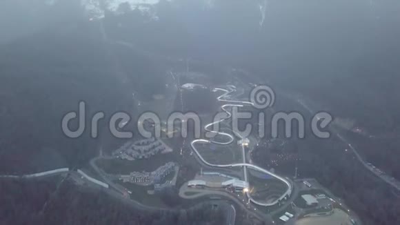 多云天气的山脚滑雪胜地傍晚多云天气的雾中凭山景欣赏风景视频的预览图