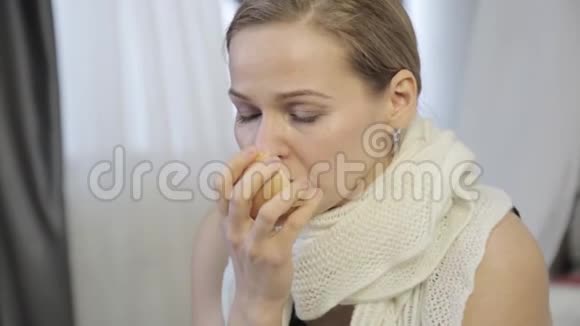 悲伤的女人用洋葱治好鼻涕大声打喷嚏擦鼻涕视频的预览图
