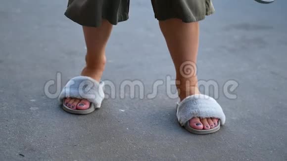 一个女孩正穿着运动鞋在人行道上跳跃女性腿部特写视频的预览图