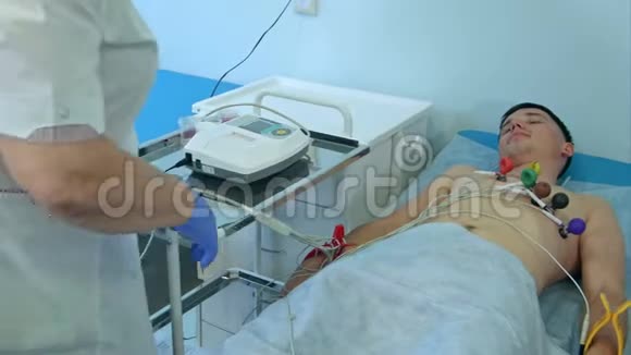 护士移除男性病人的心电图垫视频的预览图