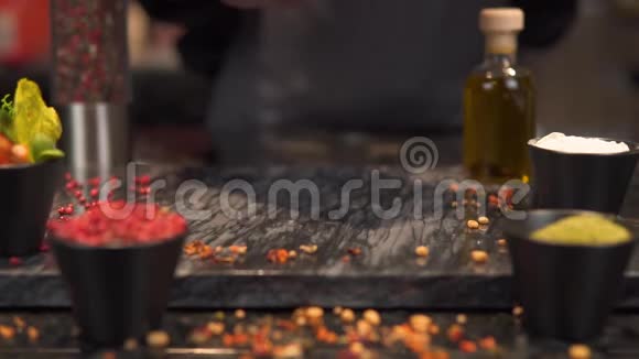 特写镜头一块肉落在木板上做饭慢动作视频的预览图
