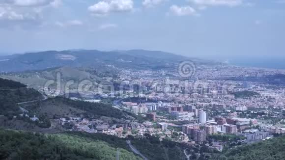 4巴塞罗那附近的空中城市景观不同地区的城镇在晴朗的晴天视频的预览图