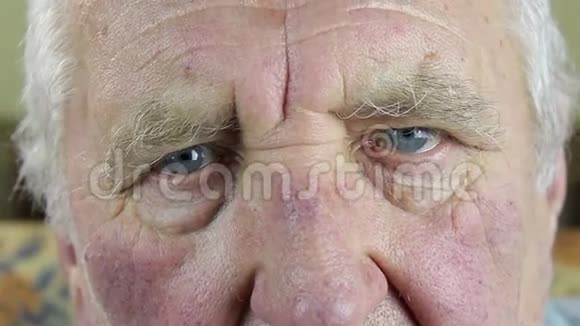 老人的眼睛肖像特写镜头视频的预览图