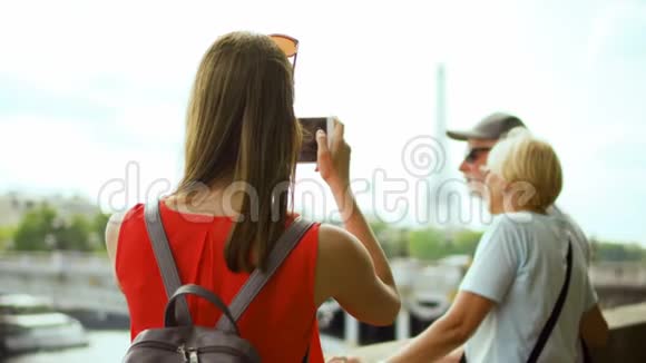 女儿在巴黎度假时给年迈的父母拍照埃菲尔铁塔和塞纳河附近视频的预览图