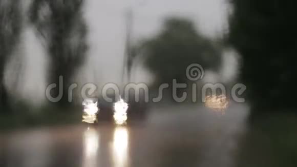 雨中的汽车视频的预览图
