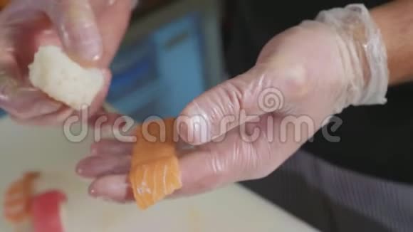 厨师的手做寿司视频的预览图
