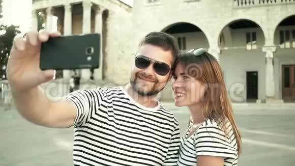 年轻的幸福夫妇在度假时自拍视频的预览图