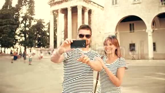年轻的幸福夫妇在度假时自拍视频的预览图