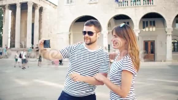 年轻快乐的情侣在度假时自拍视频的预览图