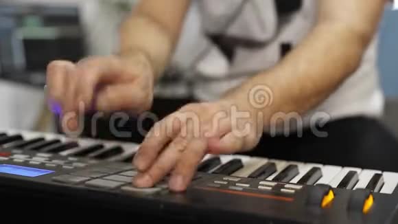 关闭音乐家在家庭音乐工作室播放MIDI键盘视频的预览图