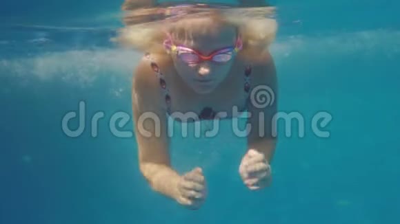 一个女人正在游泳池里游泳水下视频视频的预览图