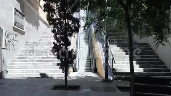 在这座城市的典型街区在阳光明媚的晴天沿着巴塞罗那街的自动扶梯步行4公里视频的预览图