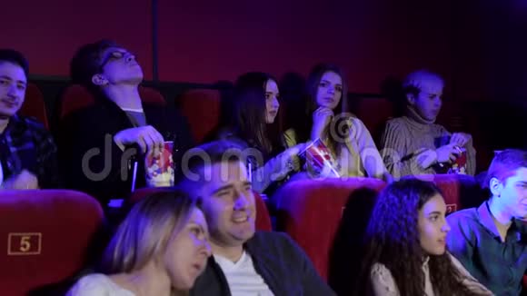 一群年轻人在电影院的肖像视频的预览图