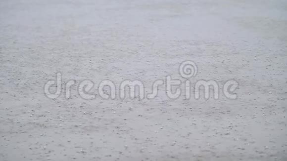 夏季雨水滴入湖泊180fps慢动作大雨落背景视频的预览图