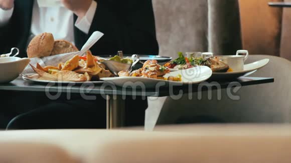 在餐馆吃饭的东正教教徒视频的预览图