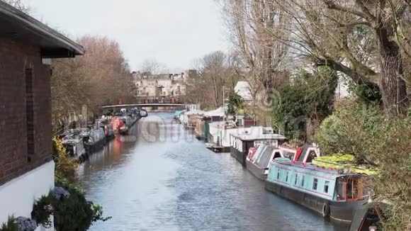 伦敦小威尼斯河的鸟瞰图视频的预览图