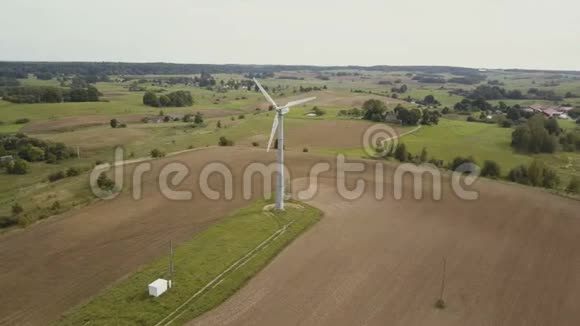 单风机旋转速度快的鸟瞰图有农业田的夏季农村视频的预览图