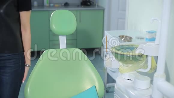 漂亮的女孩坐在牙医的椅子办公室里视频的预览图