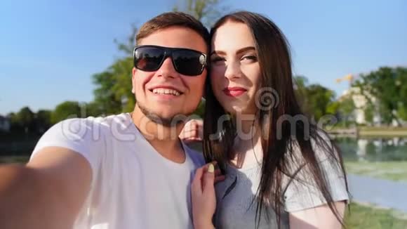 开朗的年轻夫妇在公园里拍一张自拍一起快乐近距离射击视频的预览图