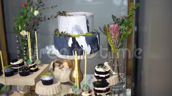 可爱的糖果棒和各种糖果和蛋糕视频的预览图