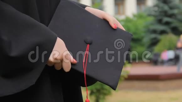 女学生手中有红缨的毕业帽成就未来视频的预览图