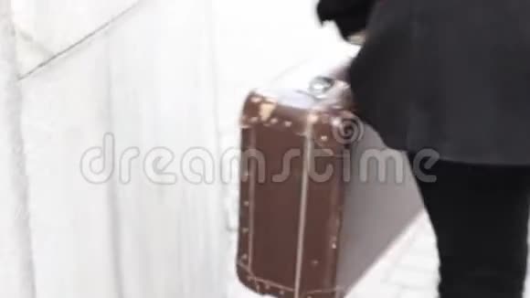 女人提着一个老式的手提箱视频的预览图