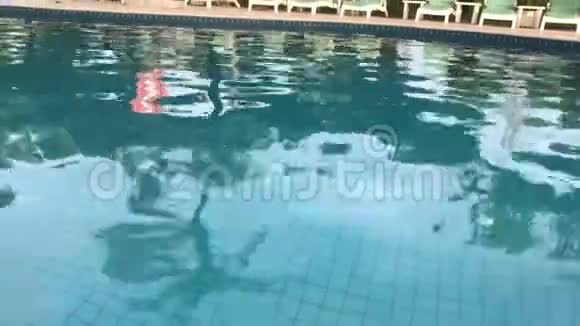 印度尼西亚巴厘岛热带岛屿上一家豪华五星级酒店的游泳池亚洲视频的预览图