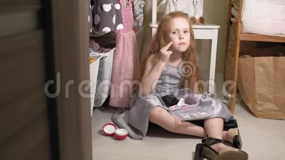 漂亮的小女孩在脸上化妆时髦的孩子视频的预览图