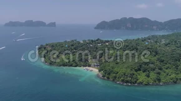 鸟瞰菲菲岛和小海滩泰国视频的预览图
