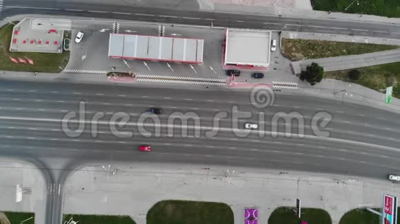 新西伯利亚城市交通中高空对角线汽车行驶视频的预览图