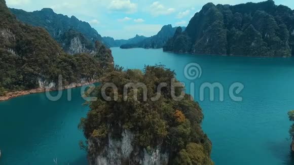 空中飞过湖中寂寞的岩石视频的预览图