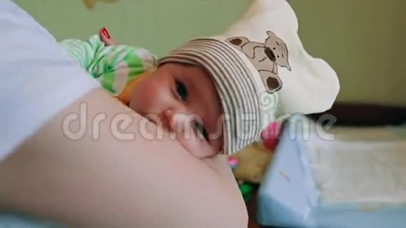 新生儿在母亲的手上睡着了视频的预览图