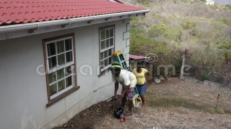 在热带地区维修房屋的工人视频的预览图