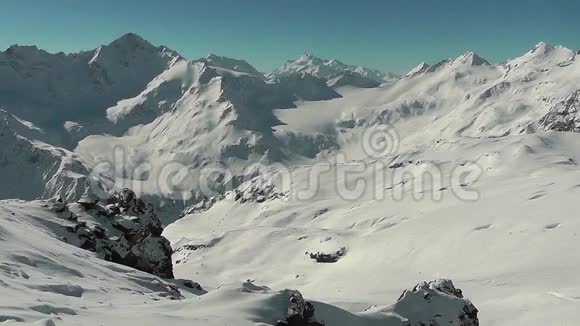 埃尔布鲁斯地区的山脉视频的预览图