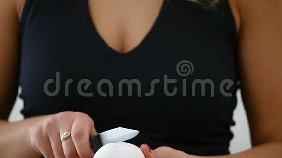 女厨师用刀子打碎鸡蛋动作缓慢女的手拿刀打鸡蛋特写视频的预览图