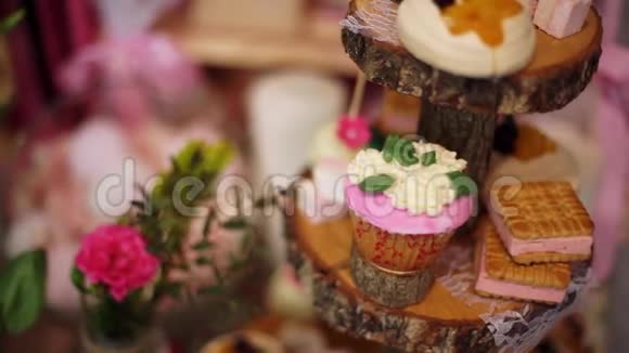 纸杯蛋糕甜点蛋糕木头上有新鲜浆果视频的预览图