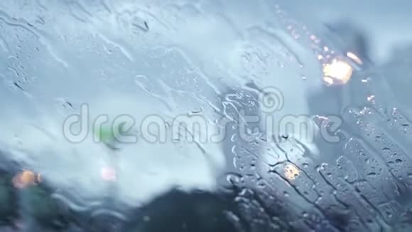 道路景观通过车窗雨滴视频的预览图