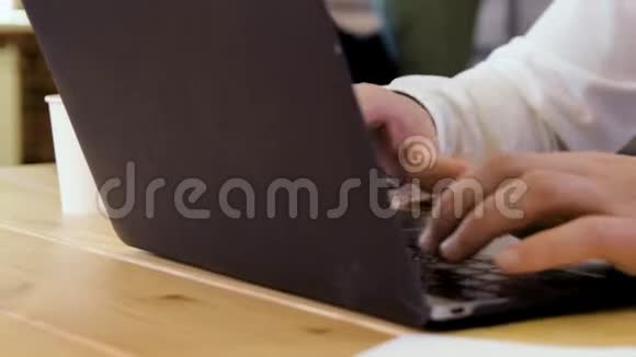 小企业主在笔记本电脑上工作视频的预览图