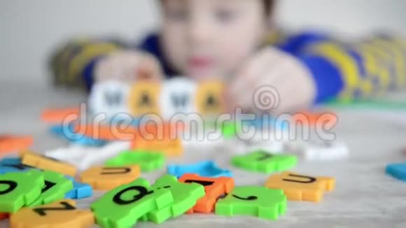 孩子用字母做单词视频的预览图